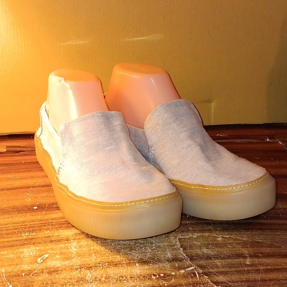 Tom's comfort shoes sz 7 - Picture 1 of 7